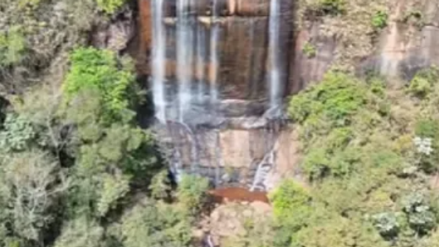 Casal de jovens morre após queda na Cachoeira da Limeira, em Minas Gerais