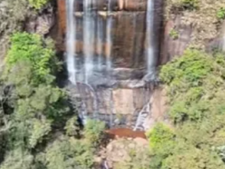 Casal de jovens morre após queda na Cachoeira da Limeira, em Minas Gerais