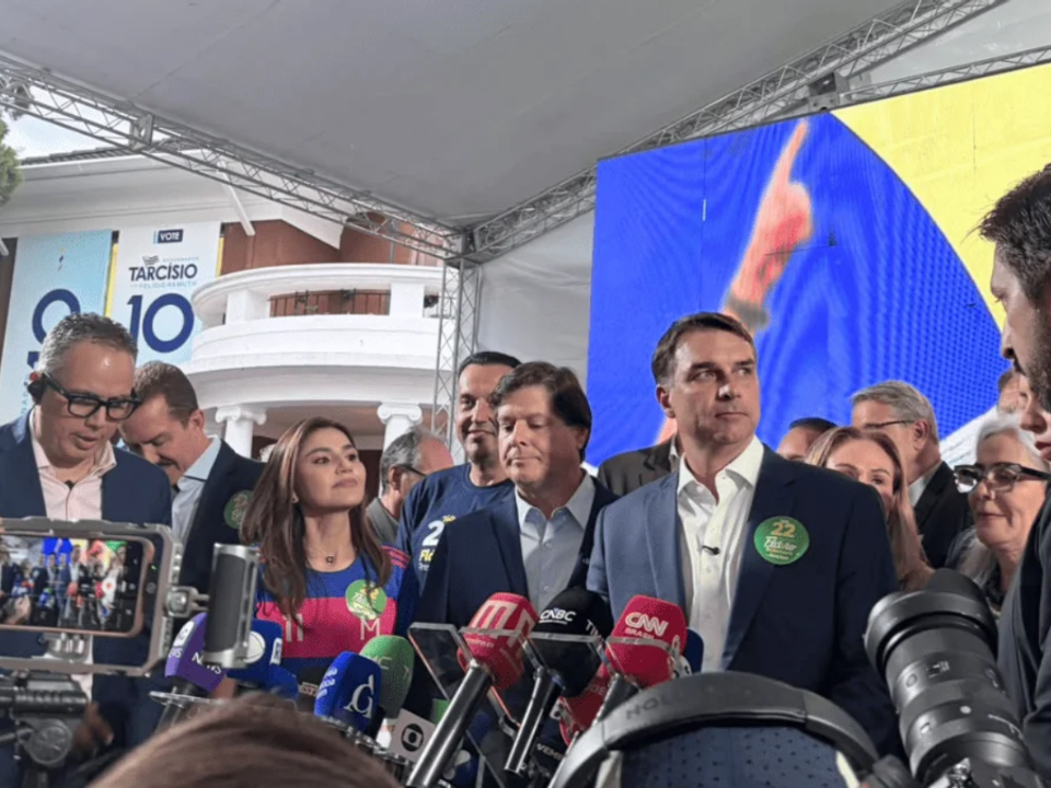 Flávio Bolsonaro anuncia que não participará de debate com Lula na Band