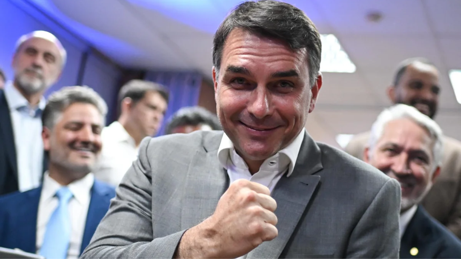 Flávio Bolsonaro pede R$ 61 mil de indenização e retratação de Janones e Lindbergh após vídeo sobre aposentadorias