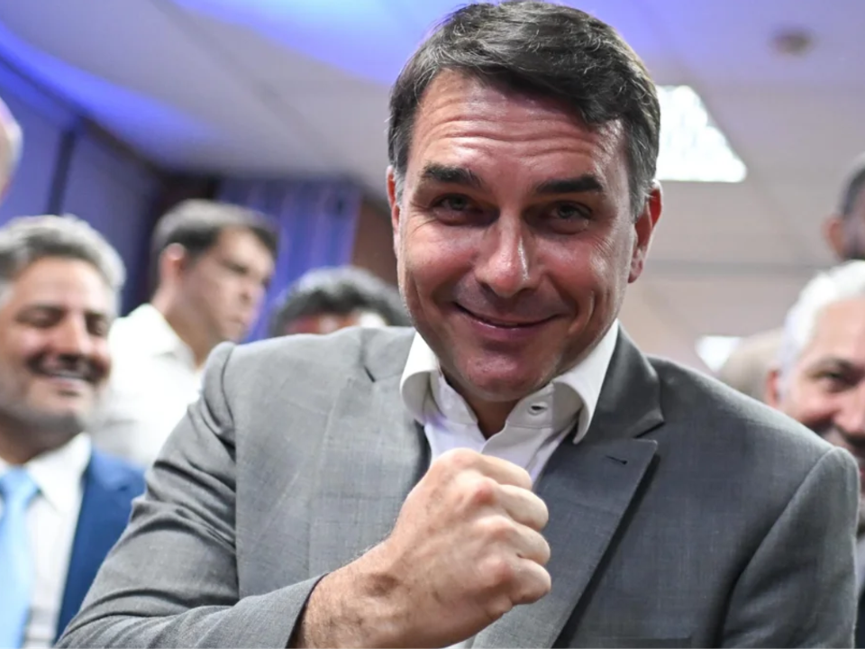Flávio Bolsonaro pede R$ 61 mil de indenização e retratação de Janones e Lindbergh após vídeo sobre aposentadorias