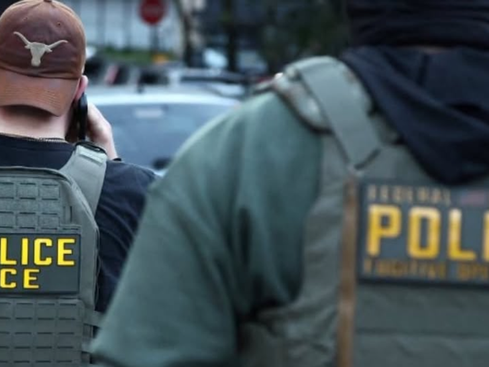 Imigrantes processam ICE nos Estados Unidos por retenção de passaportes e documentos após libertação