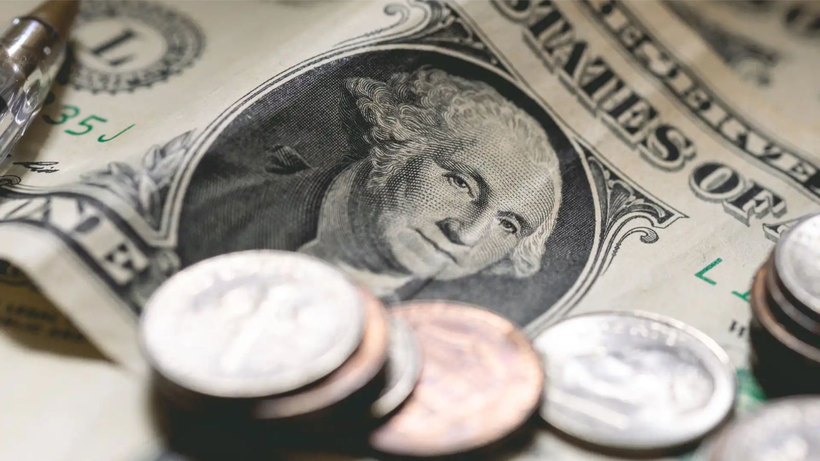 Dólar cai ao menor valor em 15 meses