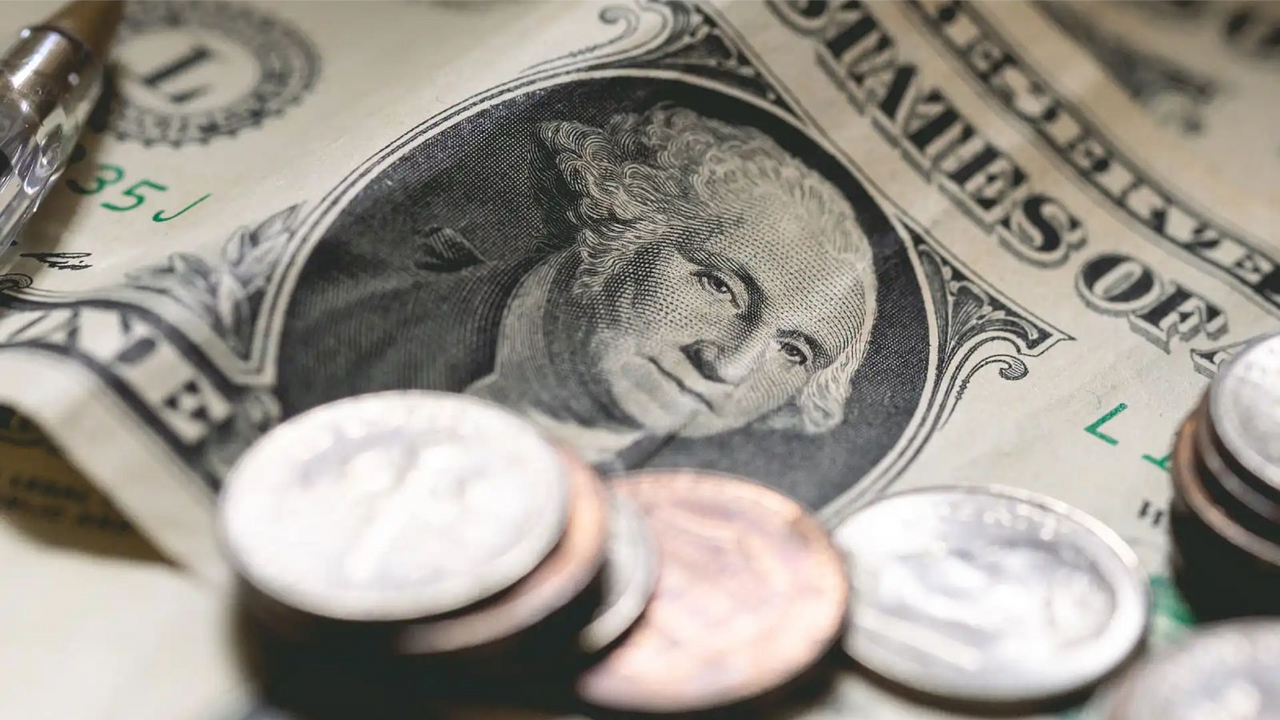 Dólar cai ao menor valor em 15 meses