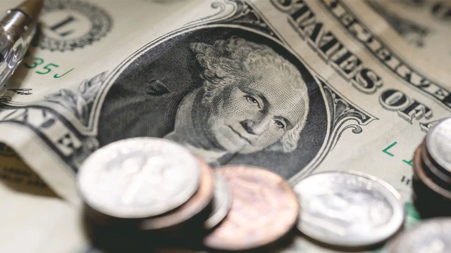 Dólar cai ao menor valor em 15 meses