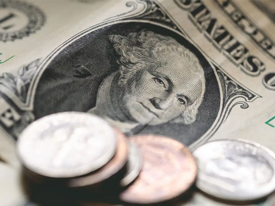 Dólar cai ao menor valor em 15 meses