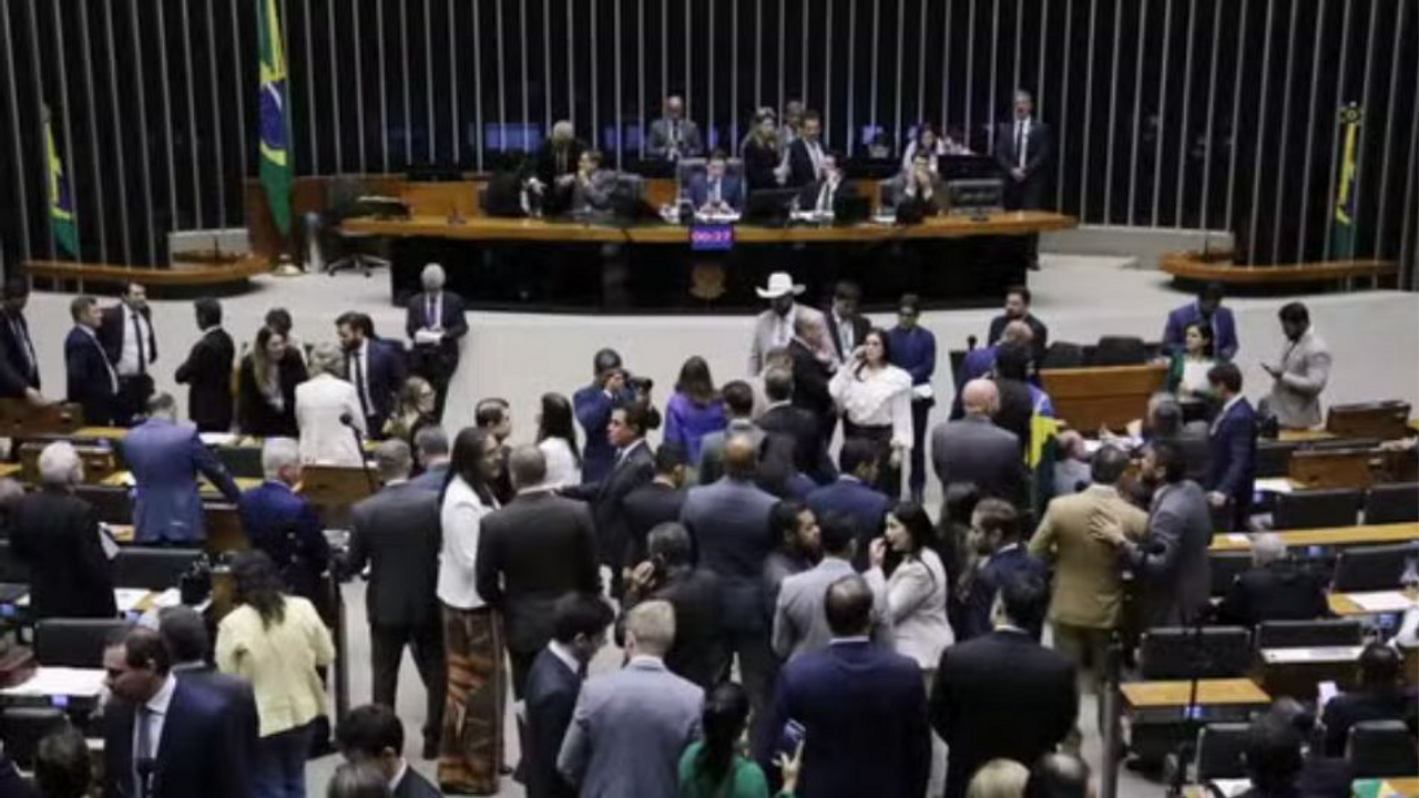 Câmara aprova PEC da Blindagem com novas regras para deputados e senadores