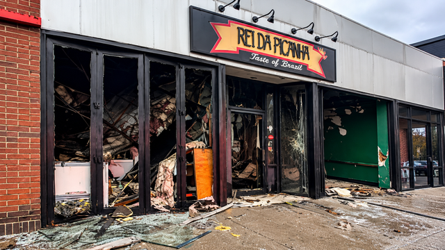 Incêndio destrói restaurante e barbearia de brasileiros em Massachusetts e deixa bombeiros feridos