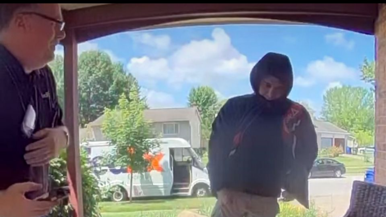 Entregador da FedEx tem pacote furtado em segundos em Ohio