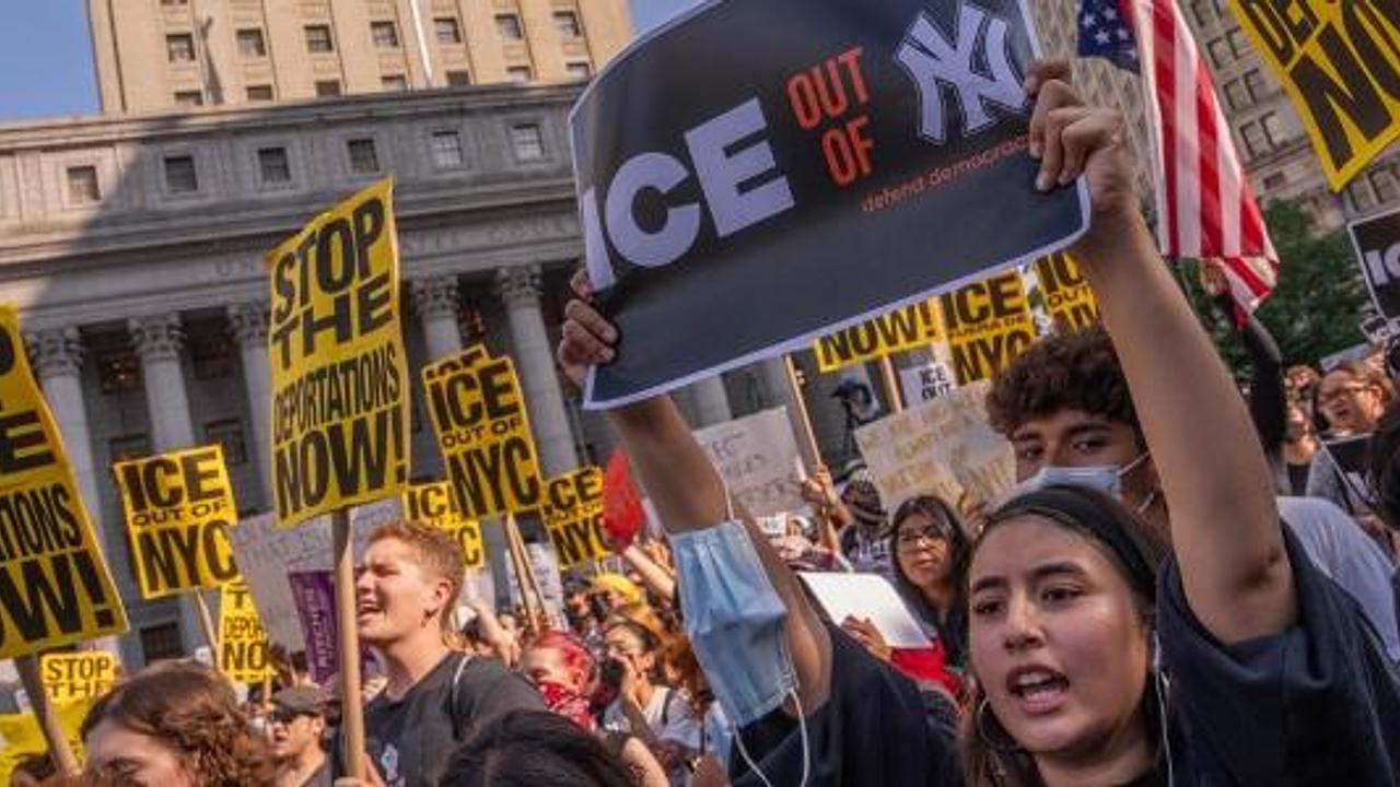 Protestos contra o ICE em Los Angeles bloqueiam Freeway 101, causam caos no trânsito e deixam dezenas de preso