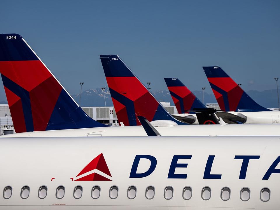 Voo da Delta Retorna a Atlanta Após Fumaça na Cabine